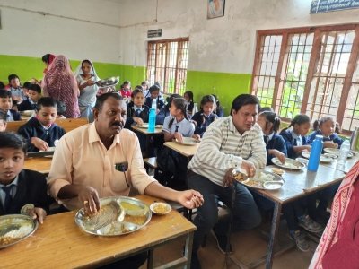 डॉ. कमलेश्वर सिंह ने अपने सालगिरह पर बच्चो को कराया न्यौत भोज