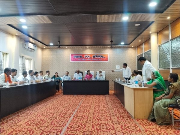 पूर्व पालिका अध्यक्ष शैलेन्द्र पर विधायक प्रतिनिधि मनराखन ने फिर साधा निशाना, कहा - भुगतान के लालच में ही बदली पार्टी