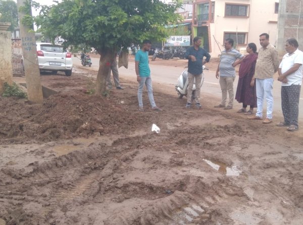 नाली से फैली बदहाली जानने अध्यक्ष ने किया अवलोकन दीए सुधार के निर्देश