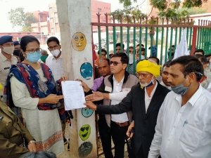 केंद्रों में नहीं बारदाना, चरमराई धान खरीदी&hellip;शिकायत लेकर पहुंचे किसान