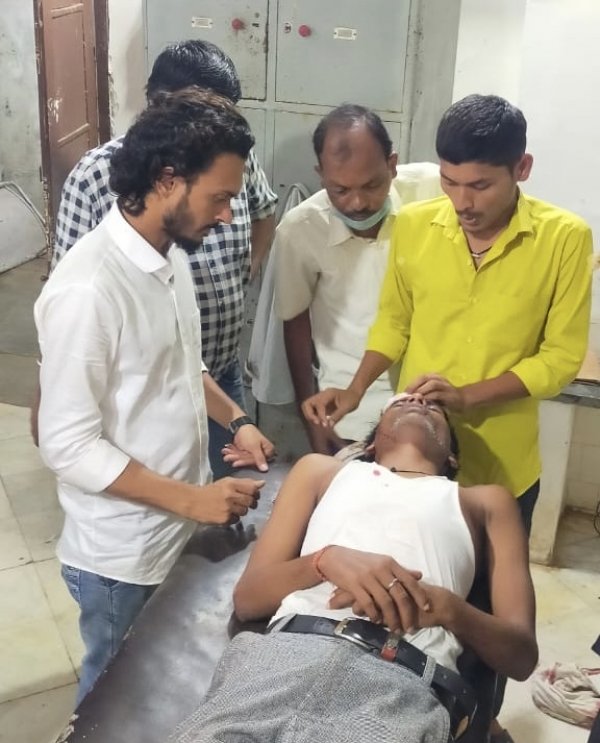 अयोध्या से लौट रहा यात्री वाहन दुर्घटनाग्रस्त