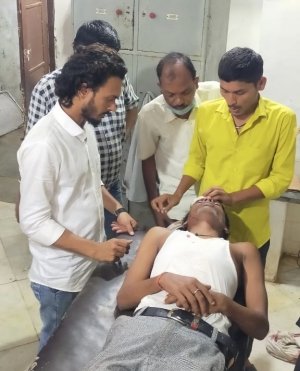 अयोध्या से लौट रहा यात्री वाहन दुर्घटनाग्रस्त