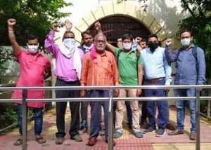 आक्रोशित कर्मचारियों ने सीएम से की मांग,कर्मचारियों की सेवा जारी रखी जाए