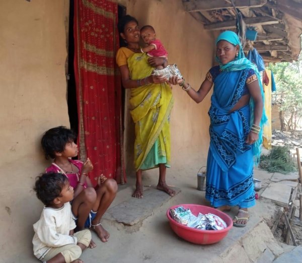छत्तीसगढ़ में जरूरतमंद परिवारों तक पहुंचाया जा रहा है राशन।