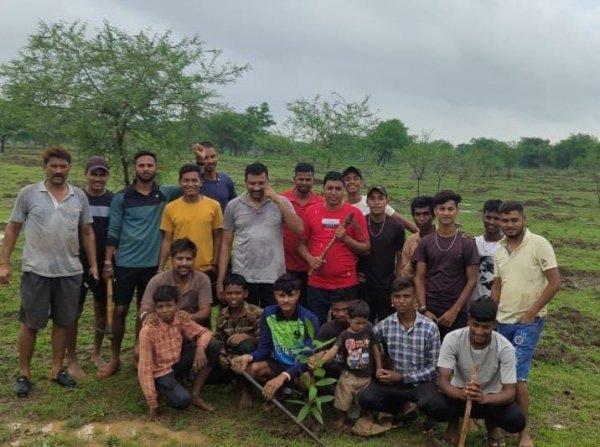 वृक्षारोपण करते&nbsp; बढ़ईटोला के युवा&nbsp;