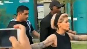 DHONI को भीड़ से बचाने हेयरस्टाइलिश सपना बनी "बॉडीगार्ड", देखें वीडियो