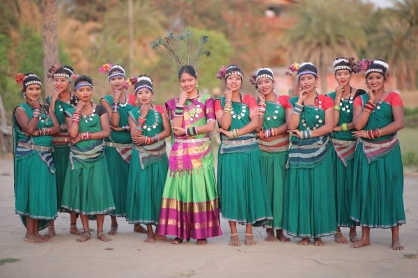 वीडियो में नृत्य कलाकारों के साथ बीच में चंचल तिवारी