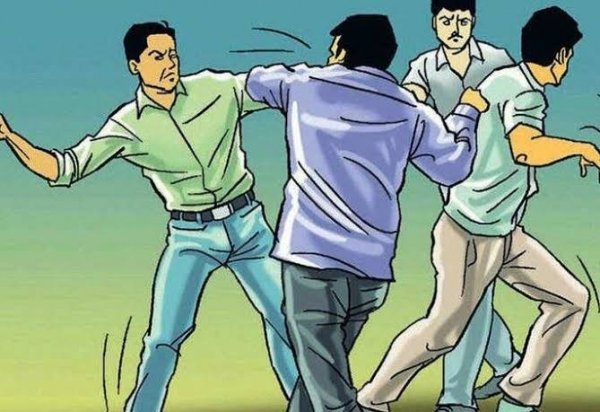 बाइक सवार युवकों ने किसान से मोबाइल और बाइक की चाबी लूटी, ग्रामीणों ने दो आरोपियों को पकड़ा