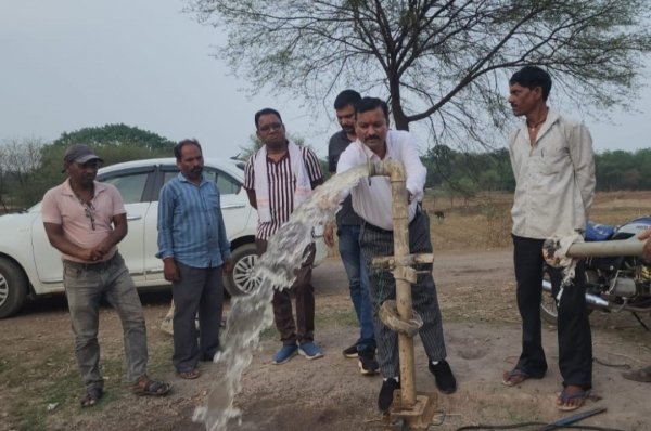 मिशन संडे की पहल पर जागा प्रशासन, तीन महीने से बंद पड़ा बोर आखिरकार हुआ चालू