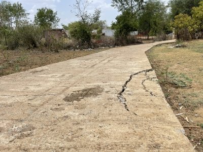 गौशाला की सड़क टूटकर धंसी,घटिया निर्माण के सामने आने का सिलसिला जारी