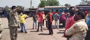 बस स्टैंड में चालकों को समझाइश देते एसडीओपी पति।