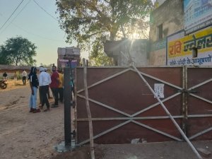 नजूल भूमि पर कब्जे को लेकर बवाल, वार्डवासियों का आरोप&mdash;सरकारी बोरिंग तक घेर ली