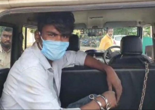 CRIME: युवक ने कैची की नोक पर पुलिस वाले को ही लूट लिया, जानिये पूरा मामला