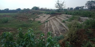 भ्रष्टाचार : तालाब सौंदर्यीकरण में खर्च डाले 15 लाख,साल भर के भीतर ही उखड़ने लगी पिचिंग&nbsp;