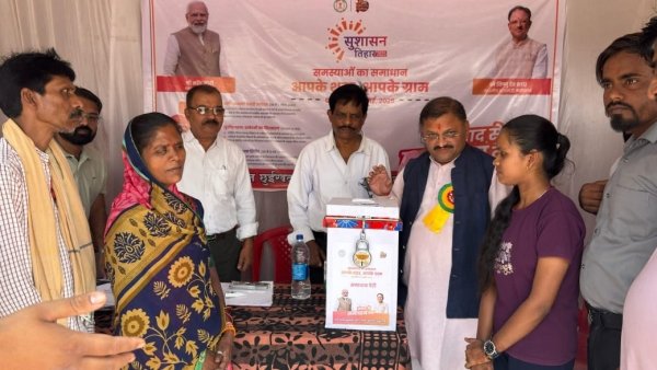 सांसद संतोष पांडे ने सुशासन तिहार के शिविरों का निरीक्षण