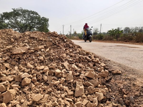 पीएमजीएसवाय सड़क पर रखा मटेरियल, सुतिया के गोटेदार मिट्&zwnj;टी के जैसा ही दिखाई दे रहा है।