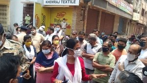 एंटीजन टेस्ट में ज्यादातर पॉजिटिव और कंटेनमेंट जोन में खुली दुकानें, बंद कराने पहुंचीं एसडीएम&hellip; अब पालिका में चल रही बैठक