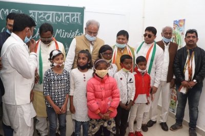 सरकारी स्कूल के बच्चों की फर्राटेदार अंग्रेजी सुन अभिभूत हुए मुख्यमंत्री