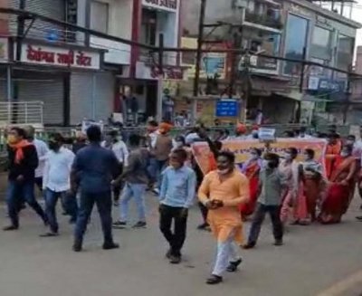 कंगना के समर्थन में उतरी करणी सेना ने निकाली रैली, शिव सैनिकों से हुआ सामाना