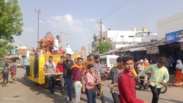 गैंद बिहारी मंदिर से निकली भगवान जगन्नाथ की यात्रा