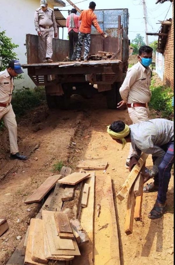 201 नग कीमती लकड़ी के अवैध कारोबार, वन विभाग द्वारा किया गया जप्त