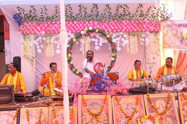 हेमा देशमुख महापौर ग्राम खैरा मे राम कथा में हुई शामिल