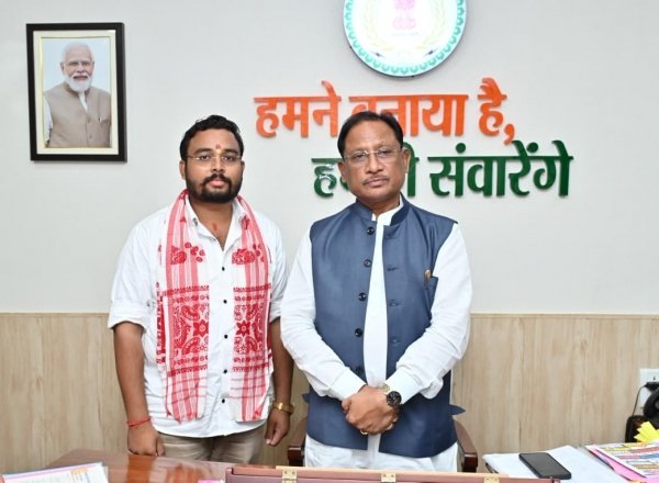 छुईखदान विकास को मिली रफ़्तार: मुख्यमंत्री को सौंपा प्रमुख मांगों का ज्ञापन