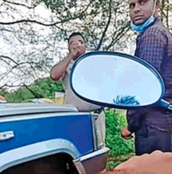 रायपुर में पुलिस वाहन पर शराब बॉटल रख, दो जवान वर्दी में छलका रहे थे जाम, वायरल हुआ VIDEO