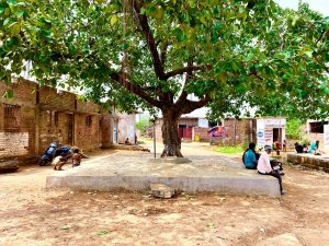 ग्राम परिक्रमा-03 गड़बड़ी : खजरी में पुराने चबुतरे में खर्च दिए 42 हज़ार