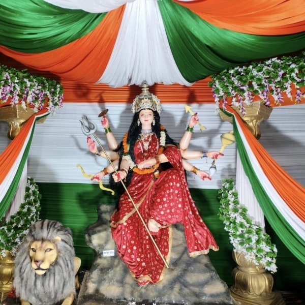 बस स्टैंड में तिरंगा थीम पर बने पंडाल में विराजी मां दुर्गा