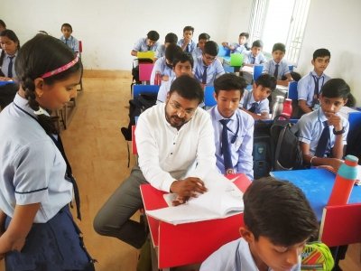 खैरागढ़ और जालबांधा में खुलेंगे नये आत्मानंद स्कूल, सत्र से पहले कलेक्टर ने परखा पढ़ाई का स्तर