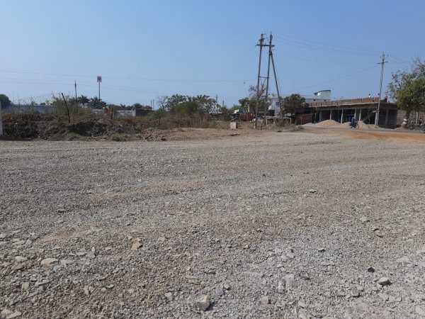 पटवारी ने रोड का यह हिस्सा दिखाकर कहा- यहीं कहीं है सुविमल का प्लाट।