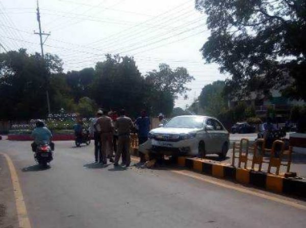 मुख्यमंत्री निवास के सामने एक बड़ा हादसा टला,सीएम सुरक्षा के लिए तैनात पुलिसकर्मी बाल बाल बचे