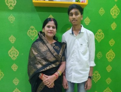 खैरागढ़ विधायक ने किया छात्र का सम्मान : 10 वीं की परीक्षा में प्रथम आने पर होमेश वर्मा को घर पहुंचकर दी बधाई &nbsp;