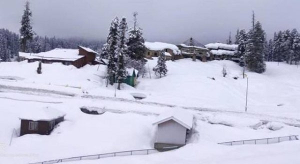 बर्फबारी के बाद गुलमर्ग का नजारा