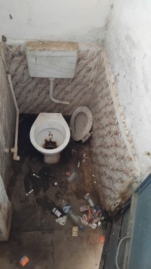 जारी है भ्रष्टाचार : सीटें टूटी, नालियाँ जाम, सार्वजनिक शौचालयों में बुरा हाल&nbsp;