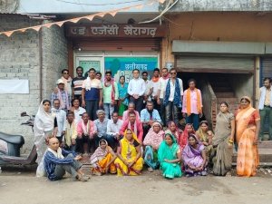 सांसद प्रतिनिधि को वस्तु स्थिति से अवगत कराते सिंगारपुर के ग्रामीण