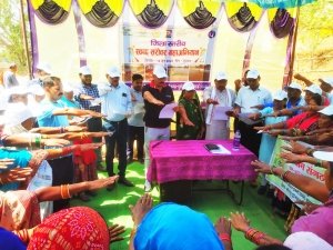 कोड़े नवागांव सरोवर में जन प्रतिनिधियों, कलेक्टर और नागरिकों ने की सफाई