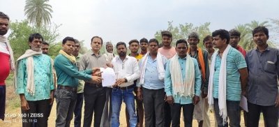 नहीं मिला मुआवजा, सांसद प्रतिनिधि से मुलाक़ात कर प्रभावितों ने सांसद के नाम सौंपा ज्ञापन