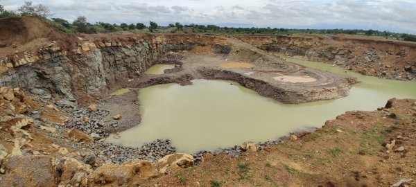 गिट्टी खदान को बंद करने की उठी मांग