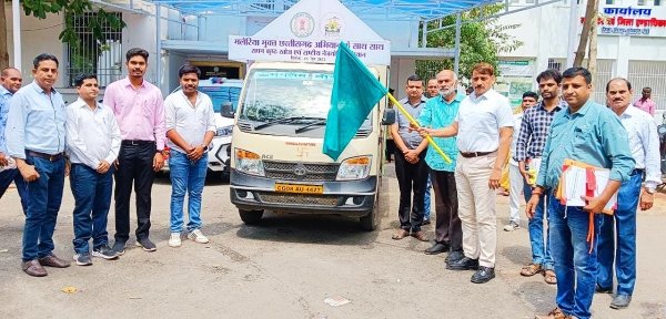कलेक्टर ने मलेरिया मुक्त अभियान रथ को हरी झंडी दिखाकर की रवाना