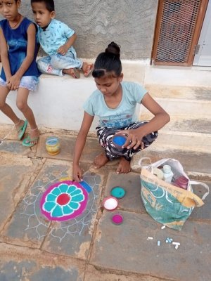 कला से संदेश : अटल आवास में रंगोली प्रतियोगिता का आयोजन