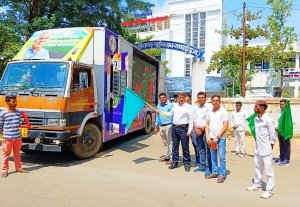कलेक्टर ने हरी झंडी दिखाकर मतदाता जागरूकता रथ को किया रवाना