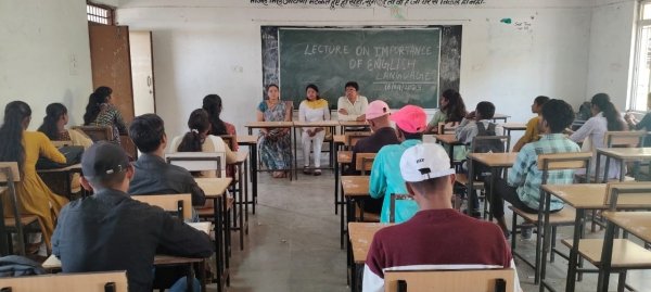 खैरागढ़ महाविद्यालय में अंग्रेजी भाषा के महत्व पर व्याख्यान