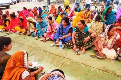 बोरे बासी तिहार में विचारपुर पहुंचे विधायक ने मजदूरों के साथ खाया बोरे बासी