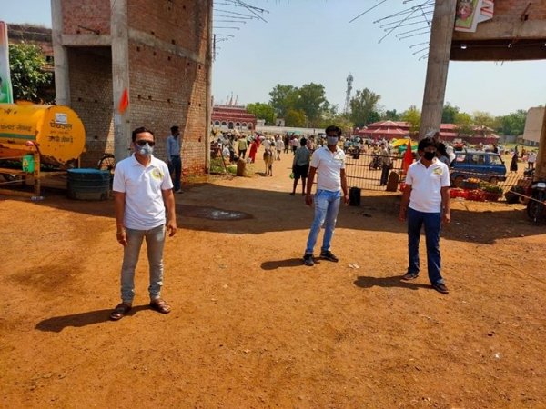 खैरागढ़ में सोशल डिस्टेंसिंग का पालन करते हुए दूसरों को प्रेरित करते निर्मल त्रिवेणी अभियान के सदस्य।