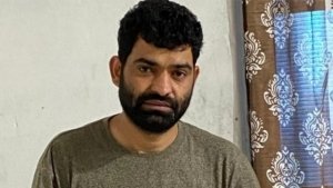 आतंकवादियों को हथियार सप्लाई करने के जुर्म में पूर्व BJP नेता पकड़ा गया, BJP प्रवक्ता बोले ''हमें बैकग्राउंड का पता नहीं था''