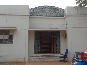 गर्म भोजन के नाम पर फर्जीवाड़ा: 28 बच्चे को 56 बताकर निकाल रहे लाखों रुपए, सुपरवाइजर की भूमिका संदिग्ध