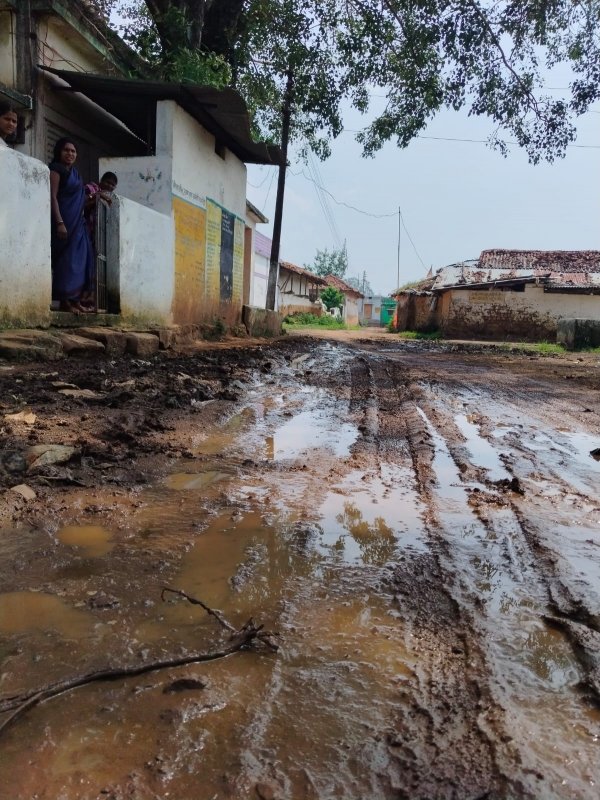 पंचायत भ्रमण पार्ट 2: 272 ट्रिप जीरा गिट्टी डालने के बाद भी पचपेड़ी की सड़कें कीचड़ से सनी&nbsp;