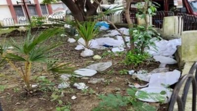 अंबेडकर अस्पताल में बड़ी लापरवाही, कोरोना सेंटर में के बाहर भारी संख्या में इस्तेमाल की गई पीपीई किट और ग्लब्स खुले में फेंका गया